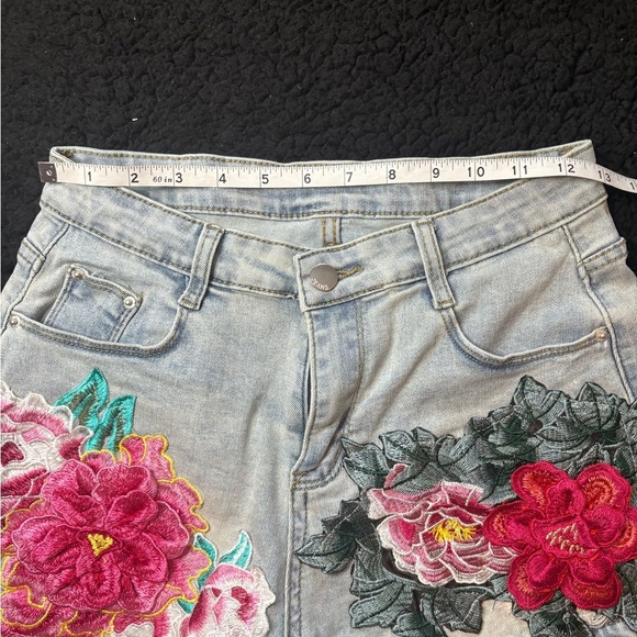 Floral Embroidered Denim Shorts - Picture 6 of 7